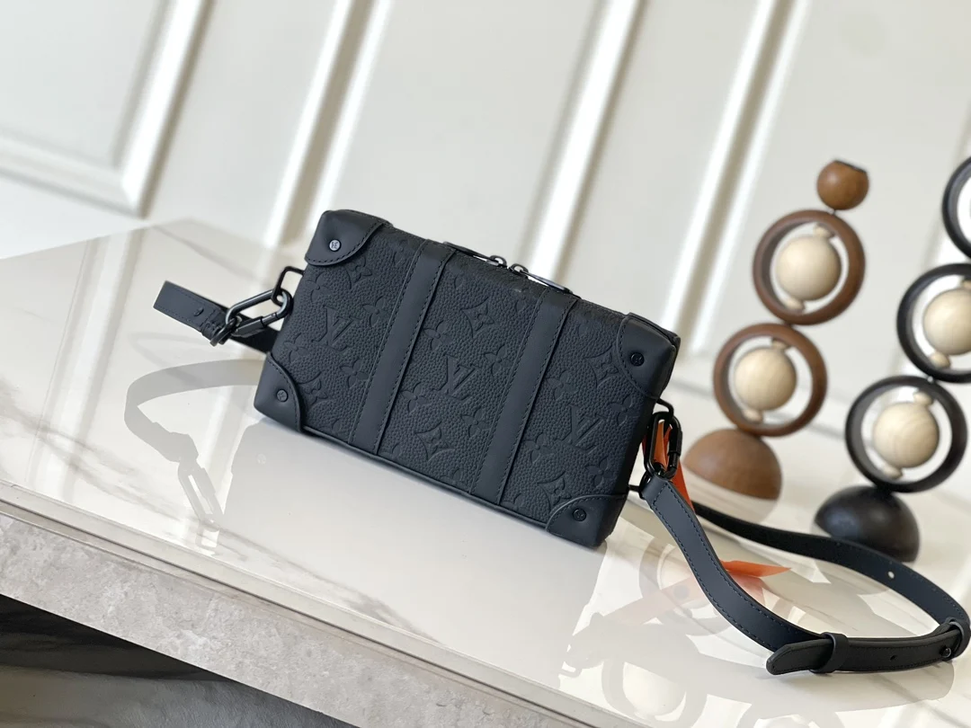 LVM80224 黑色压花 Trunk Wallet 手袋 - 细节图 1