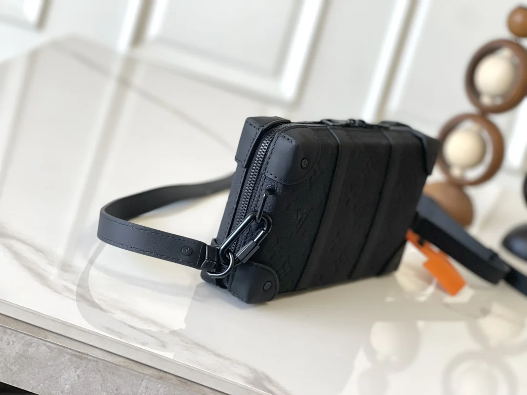LVM80224 黑色压花 Trunk Wallet 手袋 - 细节图 2