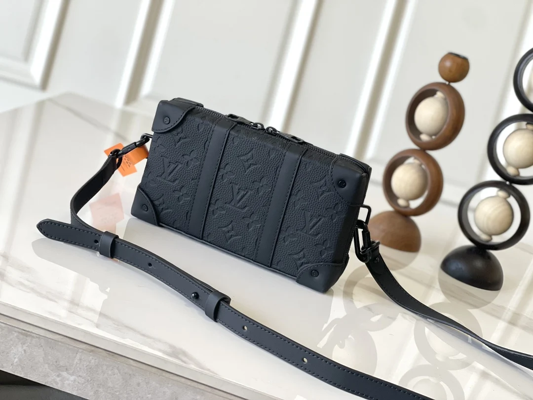 LVM80224 黑色压花 Trunk Wallet 手袋 - 细节图 3