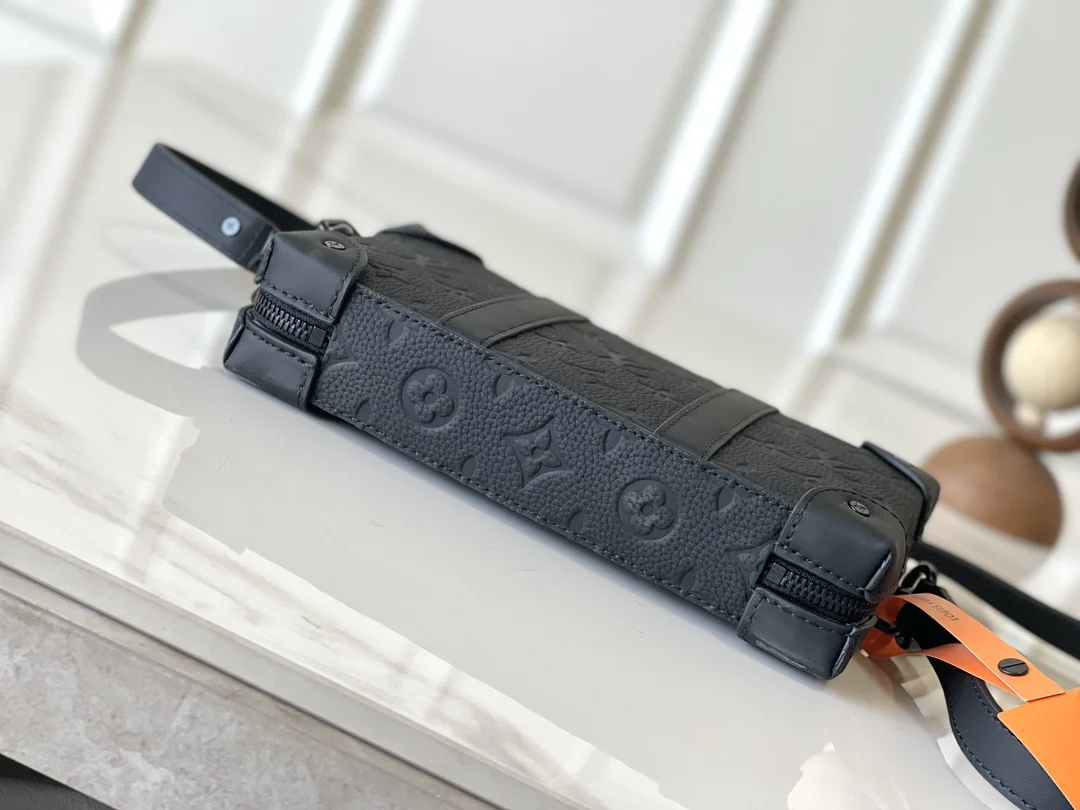 LVM80224 黑色压花 Trunk Wallet 手袋 - 细节图 4