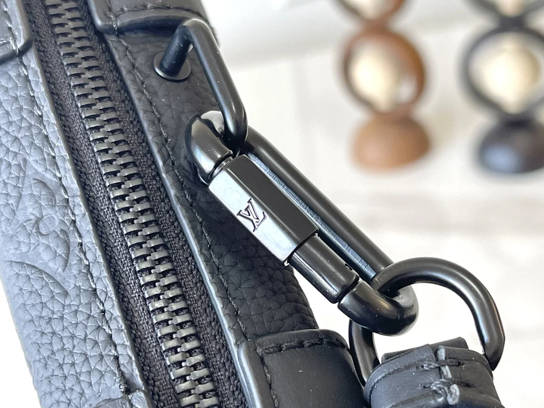 LVM80224 黑色压花 Trunk Wallet 手袋 - 细节图 6