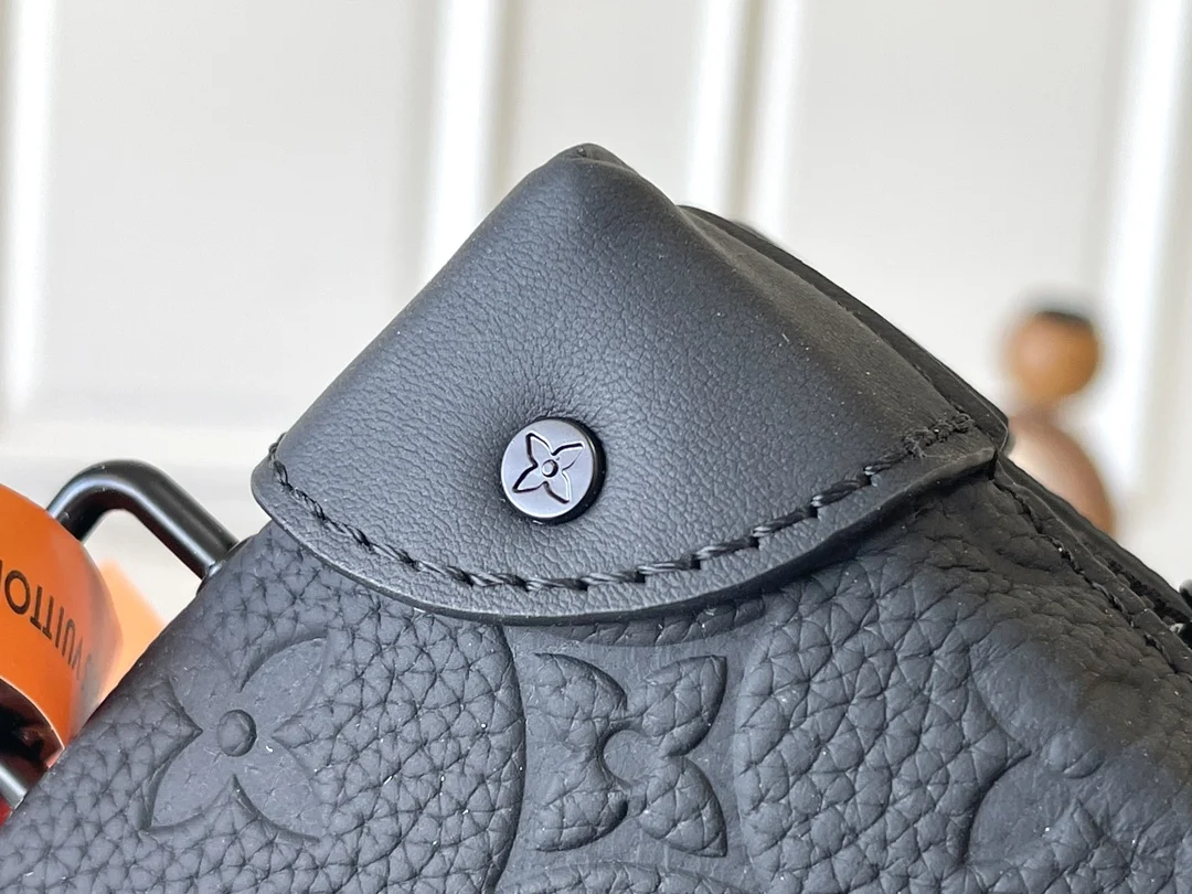 LVM80224 黑色压花 Trunk Wallet 手袋 - 细节图 8