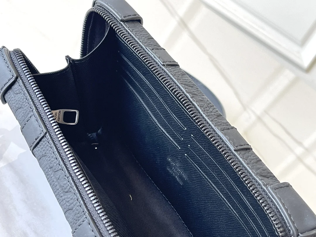 LVM80224 黑色压花 Trunk Wallet 手袋 - 细节图 9