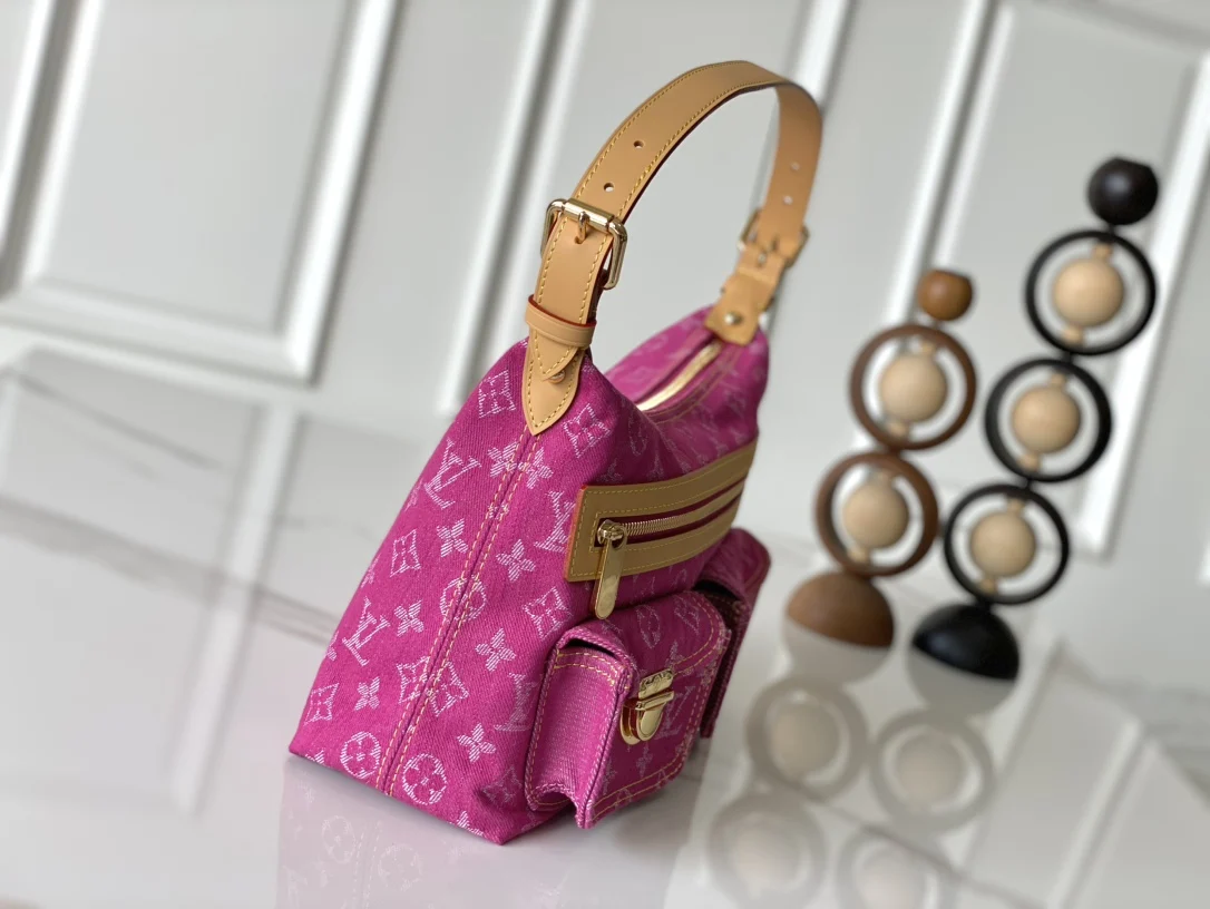 Louis Vuitton M95212 Vintage Denim Sling Bag - Detail view 2