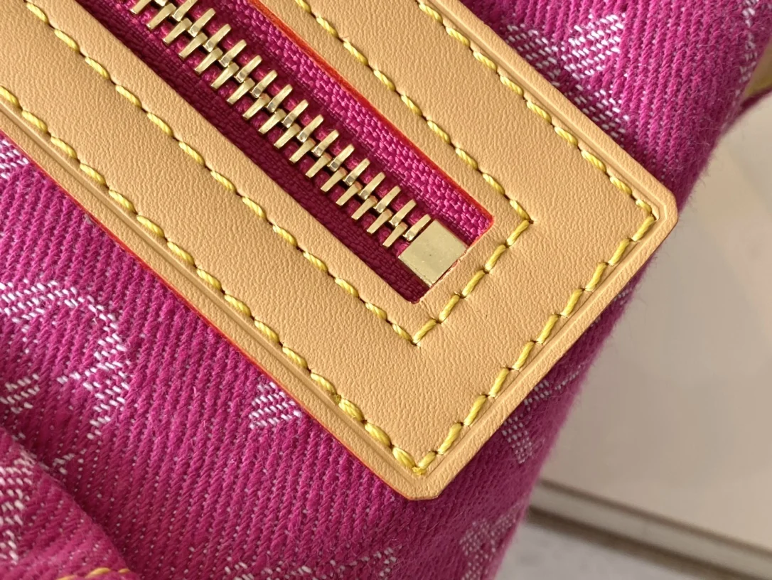 Louis Vuitton M95212 Vintage Denim Sling Bag - Detail view 7