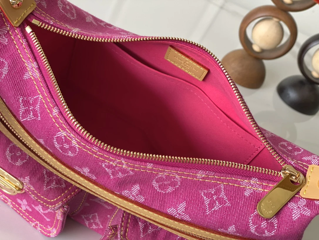 Louis Vuitton M95212 Vintage Denim Sling Bag - Detail view 8