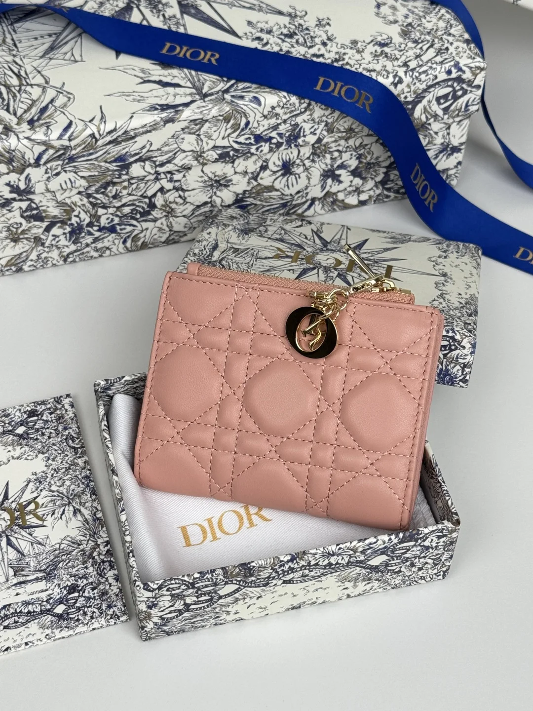 Dior S6037UBHZ_M928 Caro Dahlia Lambskin Card Holder Wallet - Detail view 2