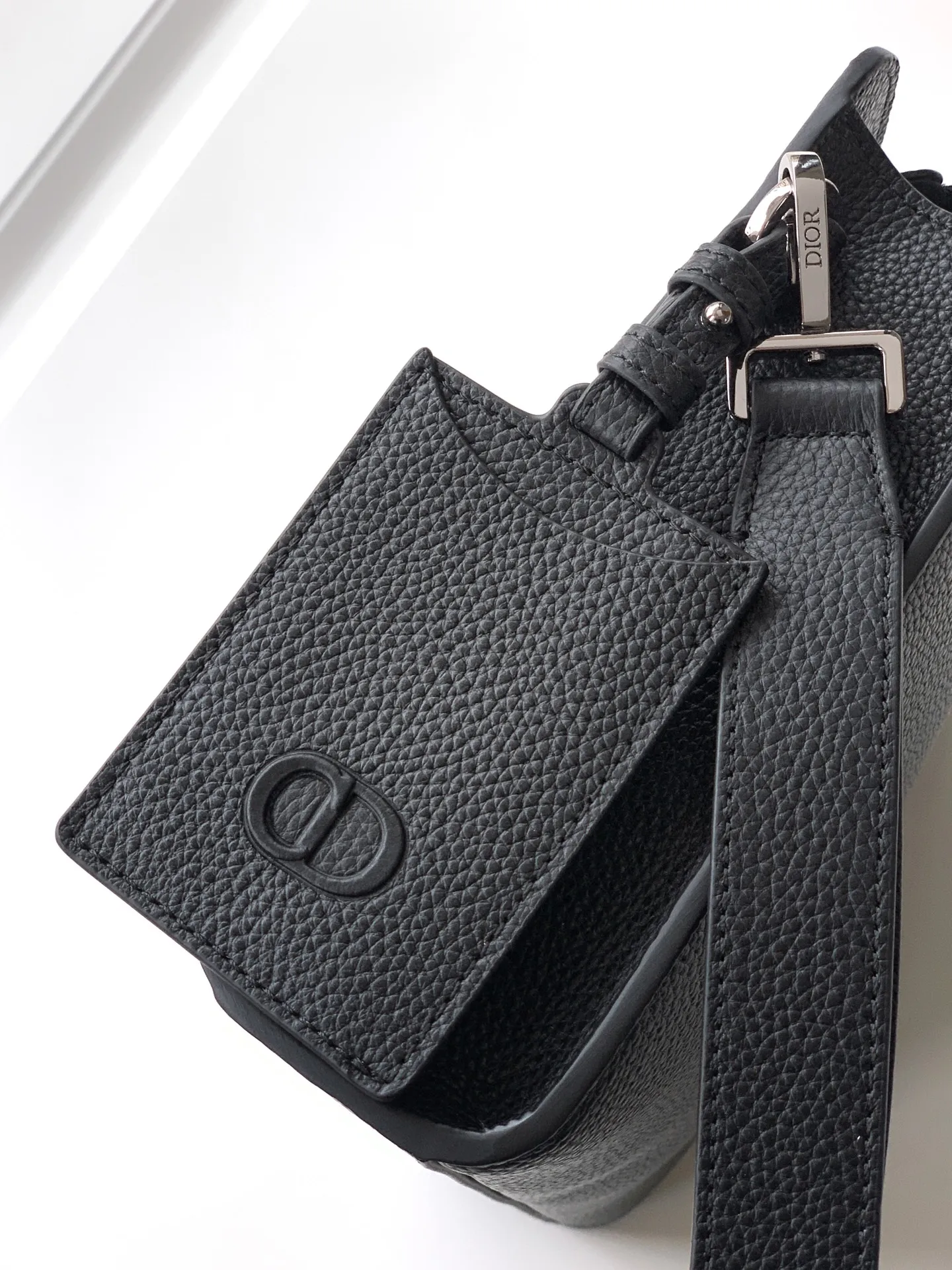 Dior CD Icon A5 Triangle Pouch, New from the Winter 2025 Men s Collection - Detail view 5