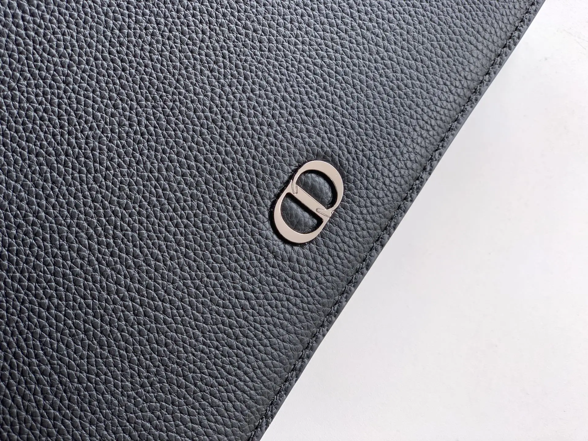 Dior CD Icon A5 Triangle Pouch, New from the Winter 2025 Men s Collection - Detail view 6
