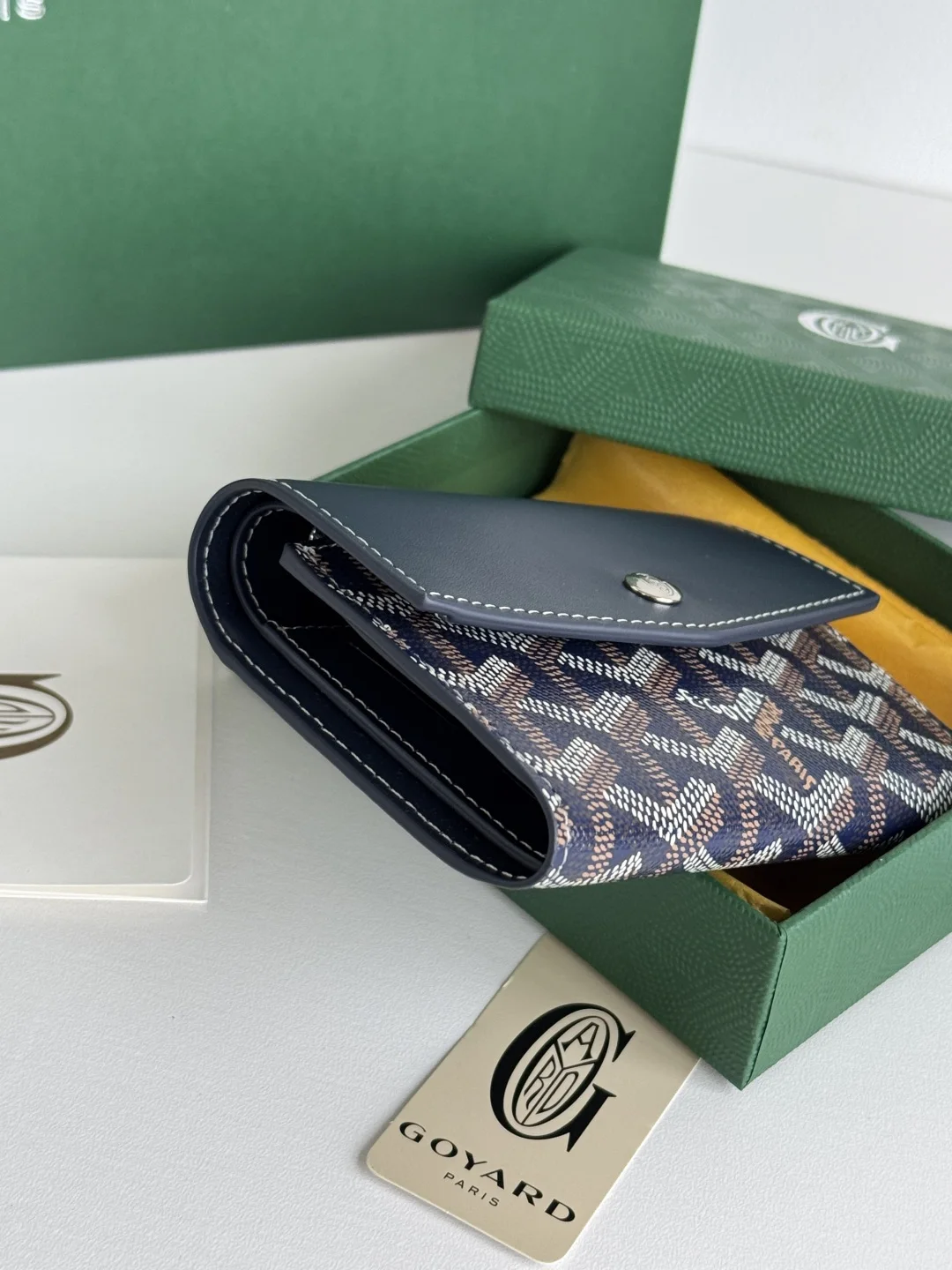 Goyard 3319 Saint-Gabriel Envelope Trifold Wallet - Detail view 4