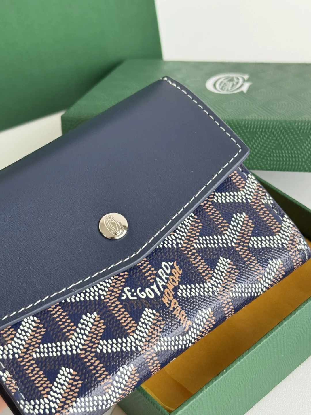 Goyard 3319 Saint-Gabriel Envelope Trifold Wallet - Detail view 7