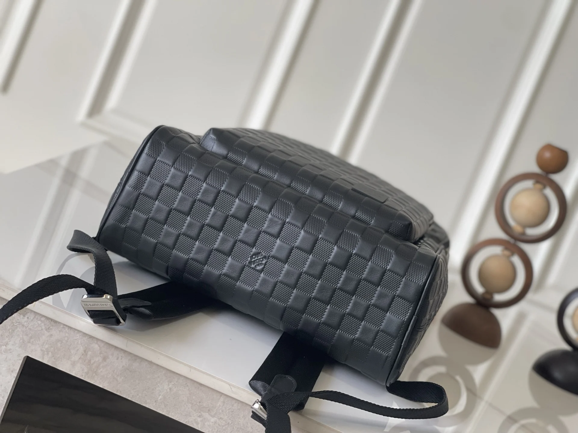 Louis Vuitton M40501 All-Leather Embossed Avenue Backpack - Detail view 4