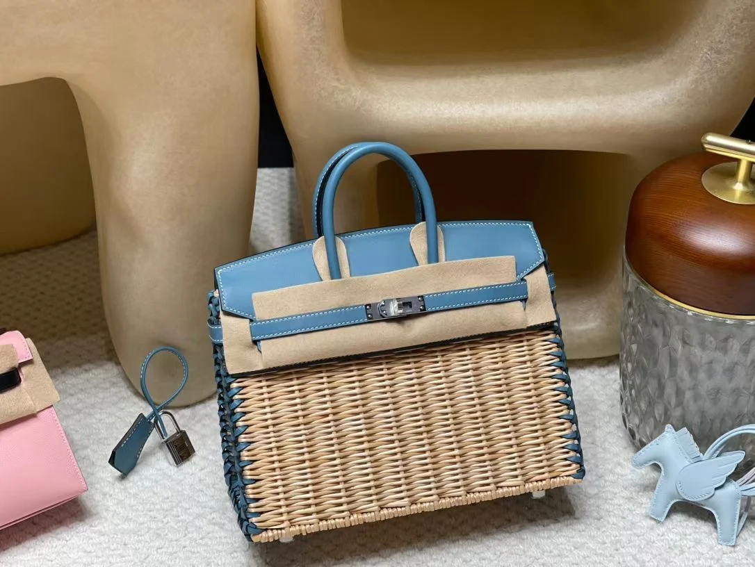 Birkin picnic 野餐包 野餐最豪华装备让人一见倾心的竹编包 相比其他材质的包包 这样的竹编更 度假的的惬意感觉 不仅透出时髦气息 更是独特魅力 75 牛仔蓝 银扣