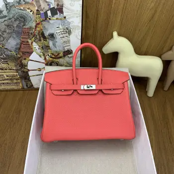 in stock   Birkin 25cm togo 西瓜红 银扣 经典永流传的优雅密码Togo皮质感直接拉满 摸起来像rua小牛皮越用越有光泽 岁月只会让它更迷人 自带贵气滤镜 搭啥都像开了 高级感外挂  通勤配西装干练炸场 逛街搭卫衣松弛时髦 晚宴拎上更是直接slay全场 适配度一整个拉满 Birkin真的是 看一眼就沦陷 拥有就想锁死 的存在 谁背谁懂啥叫 包包界的灵魂白月光    建议把 早日拥有Birkin 列入人生to do list 这波入股绝对不亏 