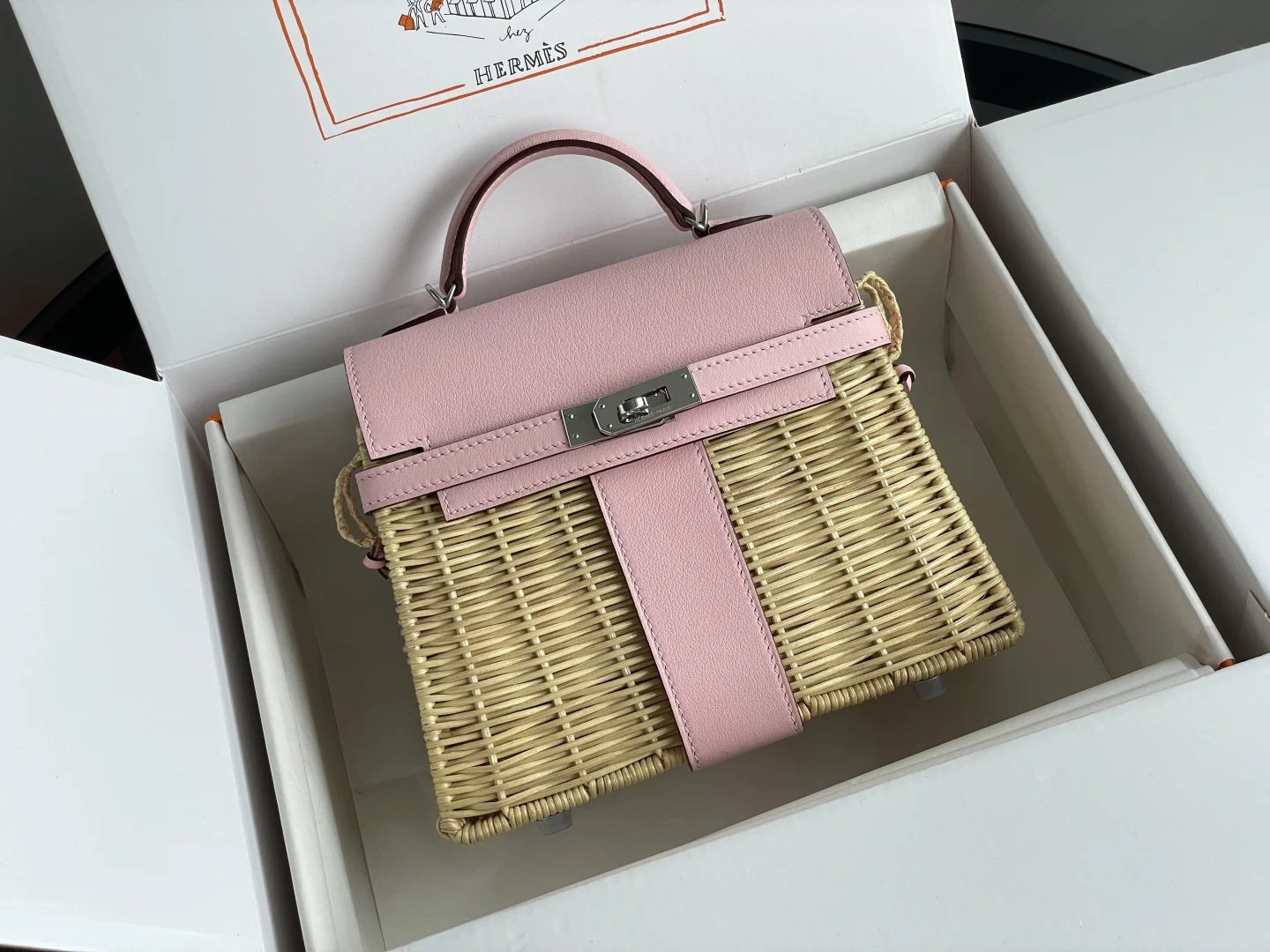  新品Kelly picnic 野餐包 20cm 原厂进口Swift皮拼手工编织柳条 3Q粉 银扣限量版 专柜同步 蜜蜡线缝制 纯钢五金
