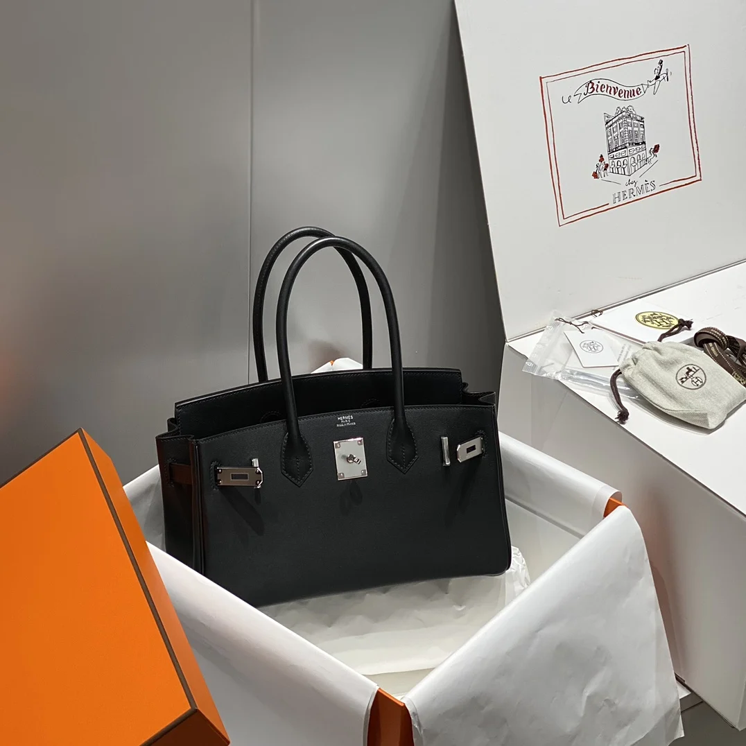 铂金 29cm 半手工 𝗦𝗵𝗼𝘂𝗹𝗱𝗲𝗿 𝗕𝗶𝗿𝗸𝗶𝗻 𝟮𝟵-秀场焦点 黑银新出的迷你版尺寸真的精巧 拉长宽度 缩短高度 精致度直接拉满- _ 简洁流畅的线条_ 𝑩𝒊𝒓𝒌𝒊𝒏 29cm 18180080