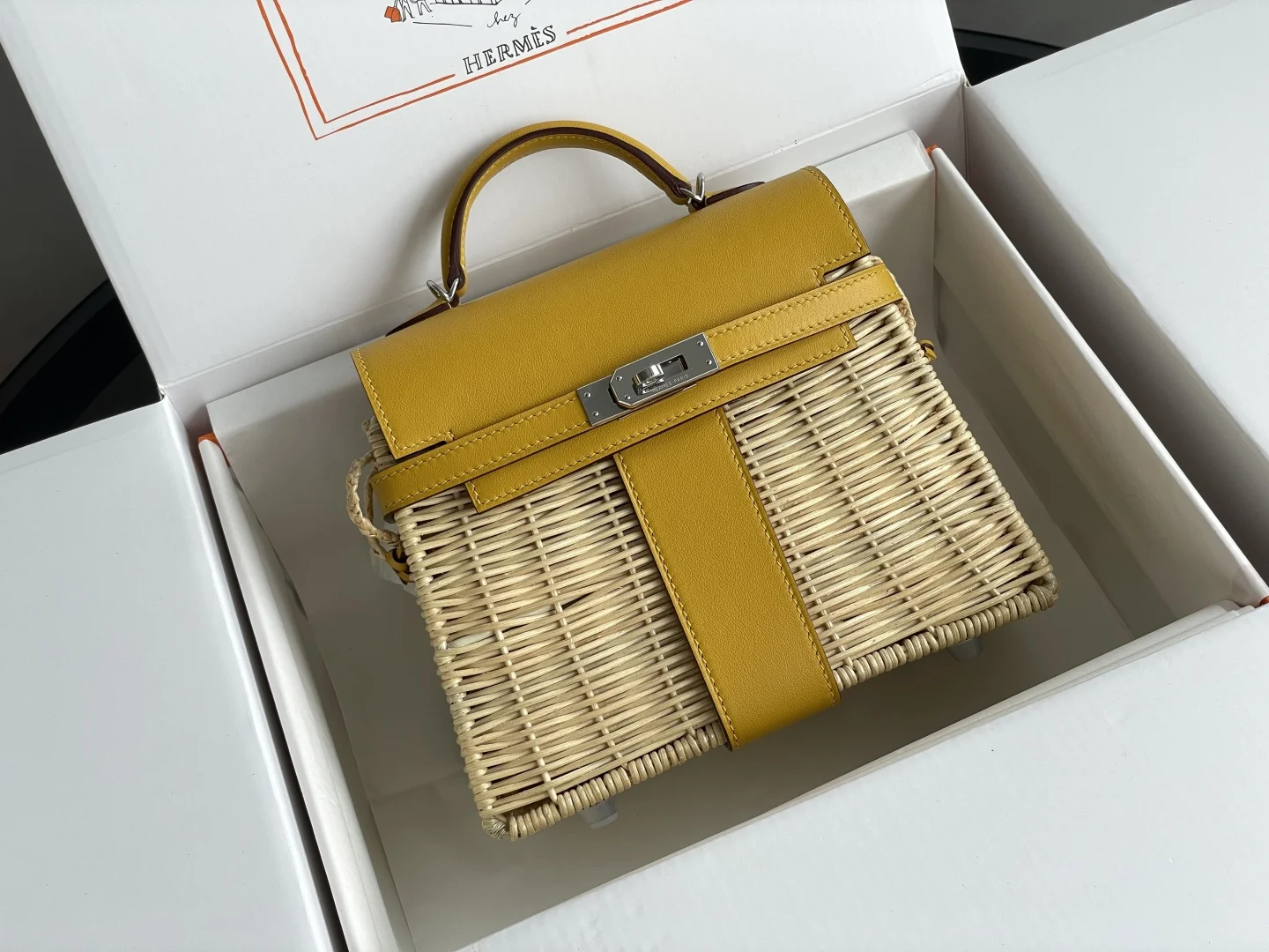 新品Kelly picnic 野餐包 20cm 原厂进口Swift皮拼手工编织柳条 琥珀黄 银扣限量版 专柜同步 蜜蜡线缝制 纯钢五金