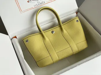 半手工 现货 Garden party mini 迷你花园包 小鸡黄材质 电镀纯钢五金皮料材质 A级Ntogo 同步专柜蜜蜡线缝制尺寸详情 𝟐𝟑*𝟏𝟔*𝟏𝟎𝐜𝐦