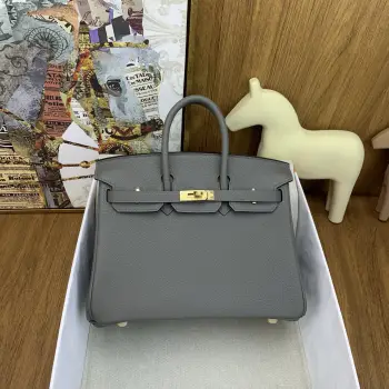 in stock   Birkin 25cm togo 0L 积雨云灰 Gris Meyer金扣 经典永流传的优雅密码Togo皮质感直接拉满 摸起来像rua小牛皮越用越有光泽 岁月只会让它更迷人 自带贵气滤镜 搭啥都像开了 高级感外挂  通勤配西装干练炸场 逛街搭卫衣松弛时髦 晚宴拎上更是直接slay全场 适配度一整个拉满 Birkin真的是 看一眼就沦陷 拥有就想锁死 的存在 谁背谁懂啥叫 包包界的灵魂白月光    建议把 早日拥有Birkin 列入人生to do list 这波入股绝对不亏 