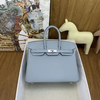 in stock   Birkin 25cm togo J7 亚麻蓝 Blue Lin 银扣经典永流传的优雅密码Togo皮质感直接拉满 摸起来像rua小牛皮越用越有光泽 岁月只会让它更迷人 自带贵气滤镜 搭啥都像开了 高级感外挂  通勤配西装干练炸场 逛街搭卫衣松弛时髦 晚宴拎上更是直接slay全场 适配度一整个拉满 Birkin真的是 看一眼就沦陷 拥有就想锁死 的存在 谁背谁懂啥叫 包包界的灵魂白月光    建议把 早日拥有Birkin 列入人生to do list 这波入股绝对不亏 