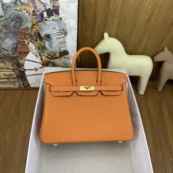 in stock   Birkin 25cm togo 93 橙色 Orange 金扣经典永流传的优雅密码Togo皮质感直接拉满 摸起来像rua小牛皮越用越有光泽 岁月只会让它更迷人 自带贵气滤镜 搭啥都像开了 高级感外挂  通勤配西装干练炸场 逛街搭卫衣松弛时髦 晚宴拎上更是直接slay全场 适配度一整个拉满 Birkin真的是 看一眼就沦陷 拥有就想锁死 的存在 谁背谁懂啥叫 包包界的灵魂白月光    建议把 早日拥有Birkin 列入人生to do list 这波入股绝对不亏 
