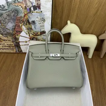 in stock   Birkin 25cm togo Q1 鼠尾草绿 Sauge 银扣经典永流传的优雅密码Togo皮质感直接拉满 摸起来像rua小牛皮越用越有光泽 岁月只会让它更迷人 自带贵气滤镜 搭啥都像开了 高级感外挂  通勤配西装干练炸场 逛街搭卫衣松弛时髦 晚宴拎上更是直接slay全场 适配度一整个拉满 Birkin真的是 看一眼就沦陷 拥有就想锁死 的存在 谁背谁懂啥叫 包包界的灵魂白月光    建议把 早日拥有Birkin 列入人生to do list 这波入股绝对不亏 