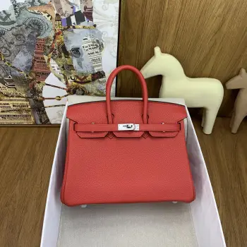 in stock   Birkin 25cm togo Q5 Rouge Casaque 国旗红 银扣经典永流传的优雅密码Togo皮质感直接拉满 摸起来像rua小牛皮越用越有光泽 岁月只会让它更迷人 自带贵气滤镜 搭啥都像开了 高级感外挂  通勤配西装干练炸场 逛街搭卫衣松弛时髦 晚宴拎上更是直接slay全场 适配度一整个拉满 Birkin真的是 看一眼就沦陷 拥有就想锁死 的存在 谁背谁懂啥叫 包包界的灵魂白月光    建议把 早日拥有Birkin 列入人生to do list 这波入股绝对不亏 