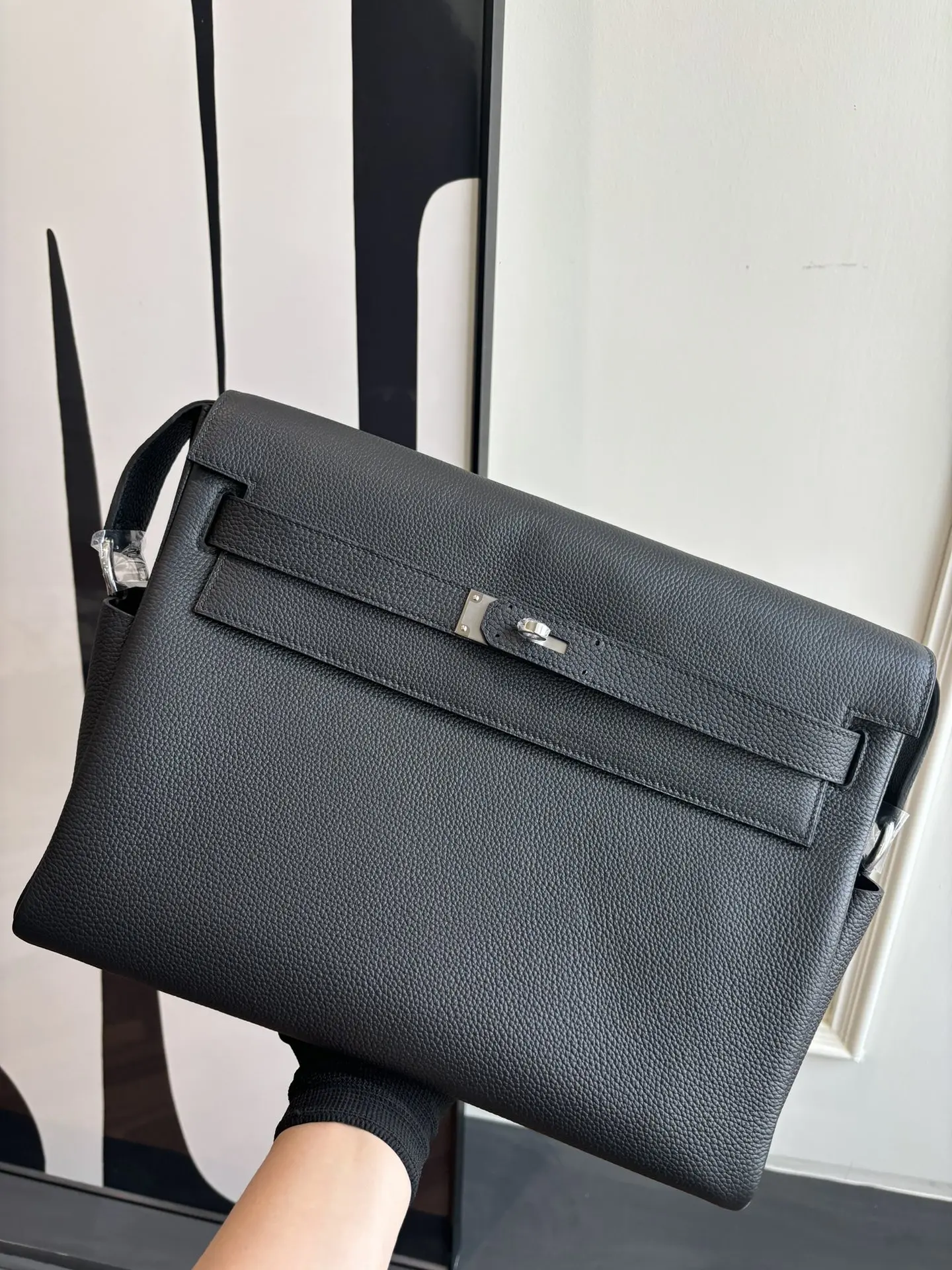 半手工 Kelly Messenger 邮差包32cm 大号 终于出货啦 黑银 半手工蜡线缝制 男生女生背起来都巨帅的无性别单品 舒适的宽肩带可调节长短 斜挎or单肩都够飒 超级好搭配 能正式能休闲