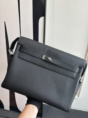  半手工 Kelly Messenger 邮差包32cm 大号 终于出货啦 黑银 半手工蜡线缝制 男生女生背起来都巨帅的无性别单品 舒适的宽肩带可调节长短 斜挎or单肩都够飒 超级好搭配 能正式能休闲 