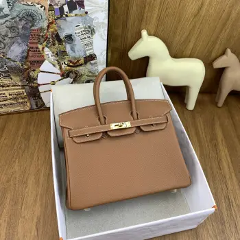 in stock   Birkin 25cm togo 37 gold 金棕 金扣经典永流传的优雅密码 金棕色 Togo皮 组合 质感直接拉满 摸起来像rua小牛皮越用越有光泽 岁月只会让它更迷人金棕色 自带贵气滤镜 搭啥都像开了 高级感外挂  通勤配西装干练炸场 逛街搭卫衣松弛时髦 晚宴拎上更是直接slay全场 适配度一整个拉满 B真的是 看一眼就沦陷 拥有就想锁死 的存在 谁背谁懂啥叫 包包界的灵魂白月光    建议把 早日拥有Birkin 列入人生to do list 这波入股绝对不亏 
