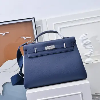 半手工 kelly42cm 凯莉包不仅是奢侈品 更是工艺与历史的结晶 它的魅力在于经典不过时 正如爱马仕的座右铭 追求极致 永不妥协