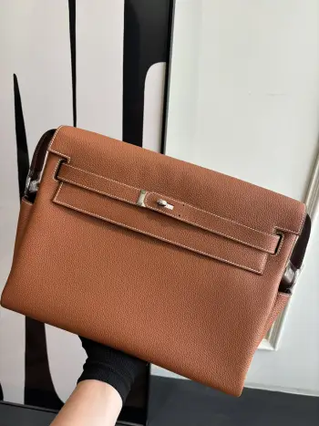 Kelly Messenger 邮差包32cm 大号 终于出货啦 金棕银 半手工蜡线缝制 男生女生背起来都巨帅的无性别单品 舒适的宽肩带可调节长短 斜挎or单肩都够飒 超级好搭配 能正式能休闲 