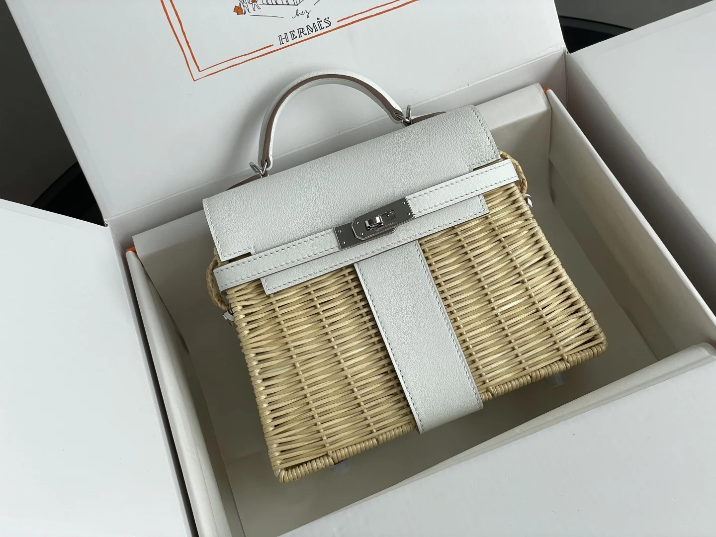  新品Kelly picnic 野餐包 20cm 原厂进口Swift皮拼手工编织柳条 奶昔白 银扣限量版 专柜同步 蜜蜡线缝制 纯钢五金