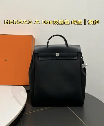 半手工 蜜蜡缝线  HERBAG A DOS双肩包系列 纯黑HERBAG双肩包是Her Bag中历史悠久的古董款的迭代款 新款双肩包  此款双肩包不止是双肩包日常生活可以当做手提包 商务出行或需要装很多东西的时候可以抽出内袋肩带换成双肩包使用 尺寸 31x35x10cm  