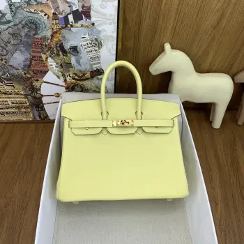 in stock   Birkin 25cm togo lz小鸡黄拼5p樱花粉 金扣经典永流传的优雅密码Togo皮质感直接拉满 摸起来像rua小牛皮越用越有光泽 岁月只会让它更迷人 自带贵气滤镜 搭啥都像开了 高级感外挂  通勤配西装干练炸场 逛街搭卫衣松弛时髦 晚宴拎上更是直接slay全场 适配度一整个拉满 Birkin真的是 看一眼就沦陷 拥有就想锁死 的存在 谁背谁懂啥叫 包包界的灵魂白月光    建议把 早日拥有Birkin 列入人生to do list 这波入股绝对不亏 