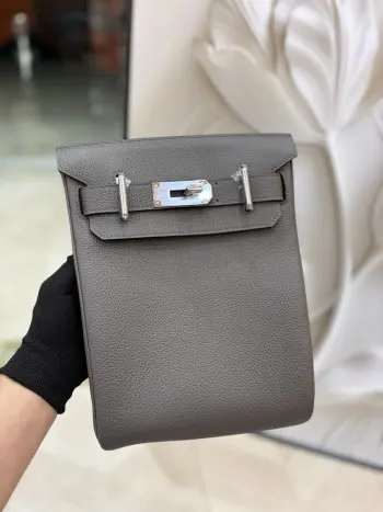 胸包 Hac a dos 小号背包 21cm 半手工蜡线缝制 全钢五金 男女都可以背 休闲又很有质感 宽帆布肩带也不会压肩 闭眼入哈宝子们 
