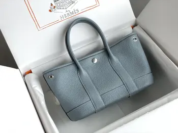 半手工 现货 Garden party mini 迷你花园包 亚麻兰材质 电镀纯钢五金皮料材质 A级Ntogo 同步专柜蜜蜡线缝制尺寸详情 𝟐𝟑*𝟏𝟔*𝟏𝟎𝐜𝐦