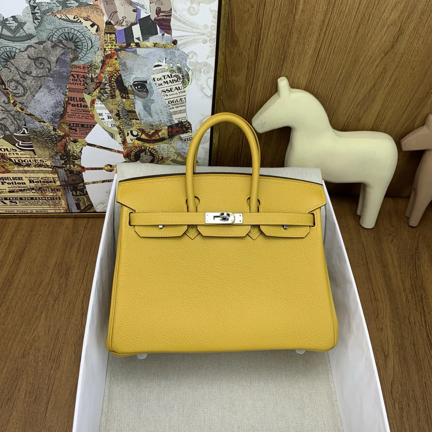 原单爱马仕女包|高仿爱马仕女包|精仿爱马仕女包|一比一爱马仕女包in stock   Birkin 25cm togo 9D 琥珀黄 Jaune Ambre 银扣经典永流传的优雅密码Togo皮质感直接拉满 摸起来像rua小牛皮越用越有光泽 岁月只会让它更迷人 自带贵气滤镜 搭啥都像开了 高级感外挂  通勤配西装干练炸场 逛街搭卫衣松弛时髦 晚宴拎上更是直接slay全场 适配度一整个拉满 Birkin真的是 看一眼就沦陷 拥有就想锁死 的存在 谁背谁懂啥叫 包包界的灵魂白月光    建议把 早日拥有Birkin 列入人生to do list 这波入股绝对不亏 