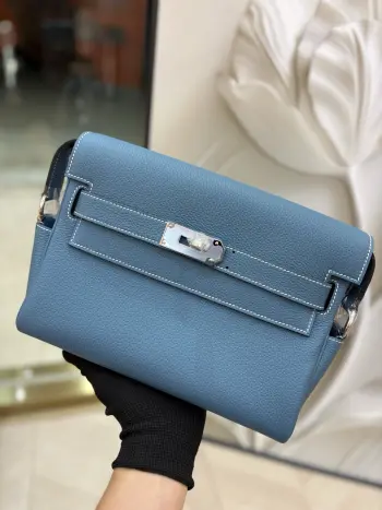 半手工 Kelly Messenger 邮差包25cm 小号 也都回货啦 半手工蜡线缝制 男生女生背起来都巨帅的无性别单品 舒适的宽肩带可调节长短 斜挎or单肩都够飒 超级好搭配 能正式能休闲 