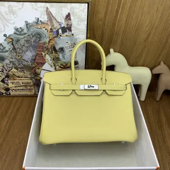 in stock   Birkin 30cm togo  lZ 小鸡黄 Jaune Poussin 银扣经典永流传的优雅密码Togo皮质感直接拉满 摸起来像rua小牛皮越用越有光泽 岁月只会让它更迷人 自带贵气滤镜 搭啥都像开了 高级感外挂  通勤配西装干练炸场 逛街搭卫衣松弛时髦 晚宴拎上更是直接slay全场 适配度一整个拉满 Birkin真的是 看一眼就沦陷 拥有就想锁死 的存在 谁背谁懂啥叫 包包界的灵魂白月光    建议把 早日拥有Birkin 列入人生to do list 这波入股绝对不亏 
