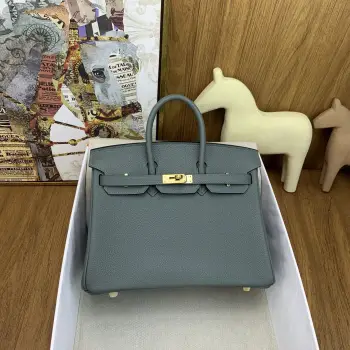 in stock   Birkin 25cm togo  61 杏仁绿 Vert Amande 金扣经典永流传的优雅密码Togo皮质感直接拉满 摸起来像rua小牛皮越用越有光泽 岁月只会让它更迷人 自带贵气滤镜 搭啥都像开了 高级感外挂  通勤配西装干练炸场 逛街搭卫衣松弛时髦 晚宴拎上更是直接slay全场 适配度一整个拉满 Birkin真的是 看一眼就沦陷 拥有就想锁死 的存在 谁背谁懂啥叫 包包界的灵魂白月光    建议把 早日拥有Birkin 列入人生to do list 这波入股绝对不亏 