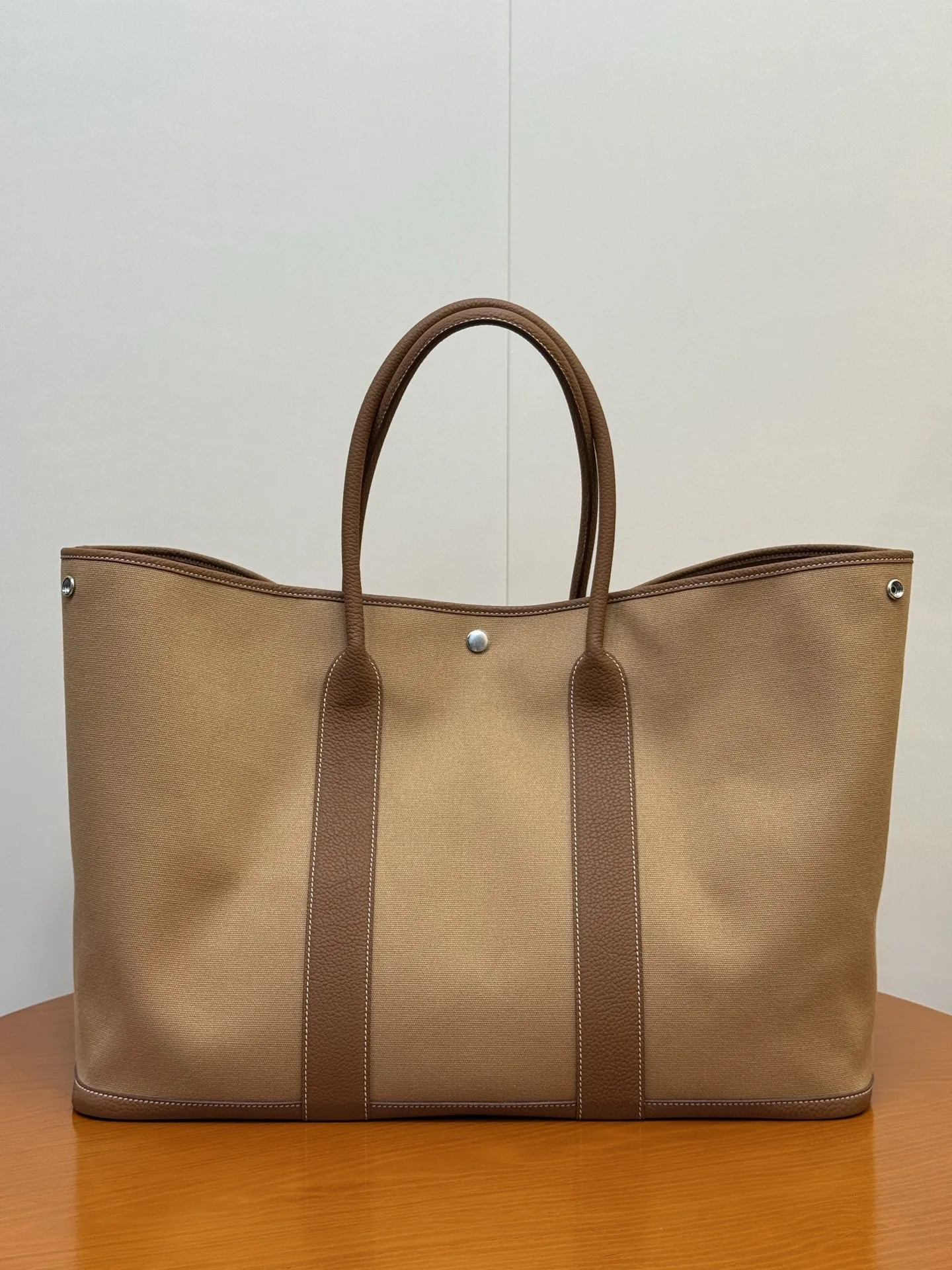 Garden Party49cm 帆布拼Negonda小牛皮 配有内侧口袋 马鞍钉按扣  尺寸 长49 x 深36 x 宽25.3厘米  低调且高端 通勤出行都适用