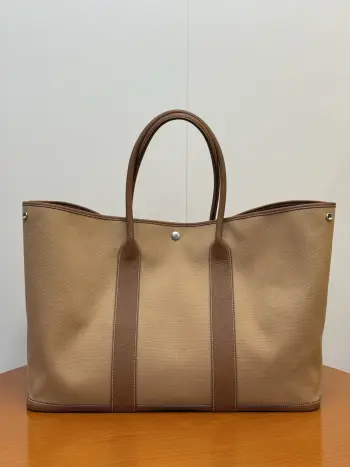 Garden Party49cm 帆布拼Negonda小牛皮 配有内侧口袋 马鞍钉按扣  尺寸 长49 x 深36 x 宽25.3厘米  低调且高端 通勤出行都适用