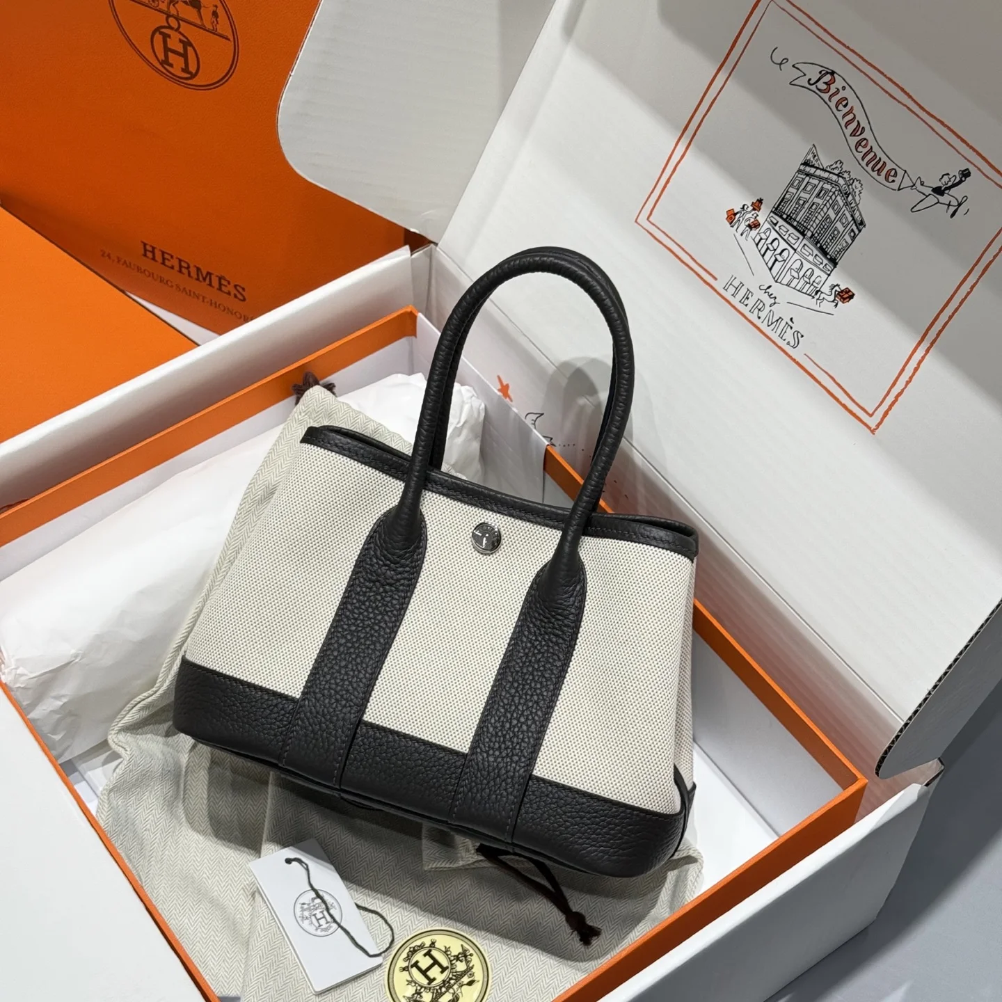 半手工 GARDEN PARTY mini 乌木色迷你花园包23cm 帆布拼𝙉𝙚𝙜𝙤𝙣𝙙𝙖 独家出品尺寸大小恰到好处 通勤 出街都很适配 简约拼色的对比碰撞出高级感 当季顶流 很适合春夏 尺寸23 16 10 12120020garden party Mini