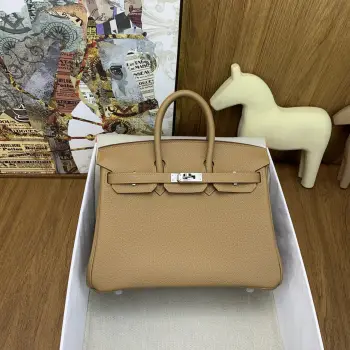 in stock   Birkin 25cm togo OM 奶茶色 chai  银扣经典永流传的优雅密码Togo皮质感直接拉满 摸起来像rua小牛皮越用越有光泽 岁月只会让它更迷人 自带贵气滤镜 搭啥都像开了 高级感外挂  通勤配西装干练炸场 逛街搭卫衣松弛时髦 晚宴拎上更是直接slay全场 适配度一整个拉满 Birkin真的是 看一眼就沦陷 拥有就想锁死 的存在 谁背谁懂啥叫 包包界的灵魂白月光    建议把 早日拥有Birkin 列入人生to do list 这波入股绝对不亏 