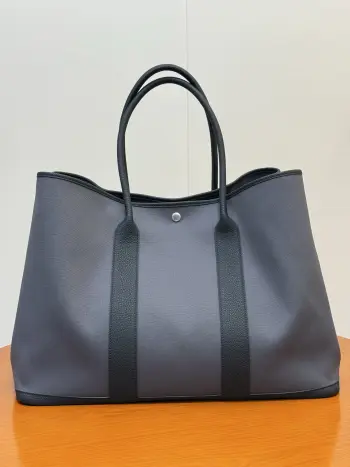 Garden Party49cm 帆布拼Negonda小牛皮 配有内侧口袋 马鞍钉按扣  尺寸 长49 x 深36 x 宽25.3厘米  低调且高端 通勤出行都适用