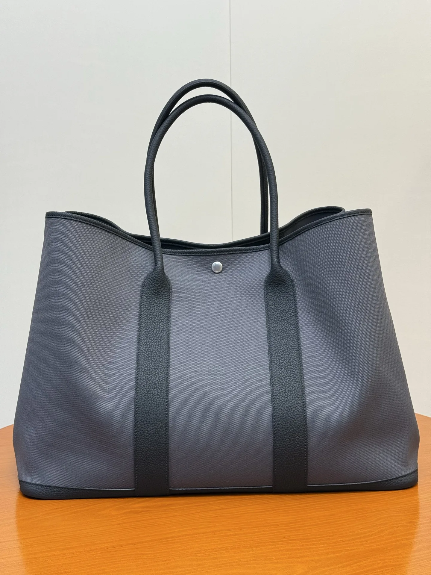 Garden Party49cm 帆布拼Negonda小牛皮 配有内侧口袋 马鞍钉按扣 尺寸 长49 x 深36 x 宽25.3厘米 低调且高端 通勤出行都适用
