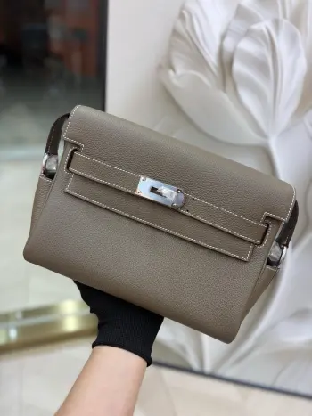 半手工 Kelly Messenger 邮差包25cm 小号 也都回货啦 半手工蜡线缝制 男生女生背起来都巨帅的无性别单品 舒适的宽肩带可调节长短 斜挎or单肩都够飒 超级好搭配 能正式能休闲 