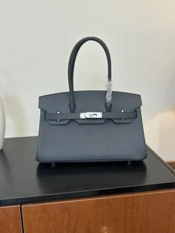 铂金 Birkin Shoulder 29cm 冲啊 皮料呢选用Evercolor皮 非常轻便 包型也很非常个性 摩登感十足 