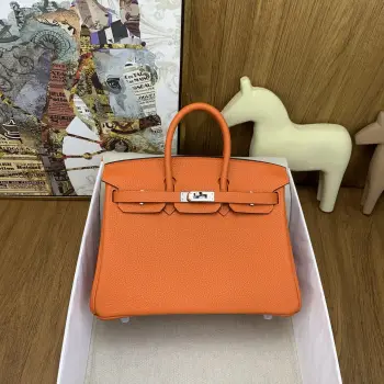 in stock   Birkin 25cm togo  9J 火焰橙 Feu 银扣经典永流传的优雅密码Togo皮质感直接拉满 摸起来像rua小牛皮越用越有光泽 岁月只会让它更迷人 自带贵气滤镜 搭啥都像开了 高级感外挂  通勤配西装干练炸场 逛街搭卫衣松弛时髦 晚宴拎上更是直接slay全场 适配度一整个拉满 Birkin真的是 看一眼就沦陷 拥有就想锁死 的存在 谁背谁懂啥叫 包包界的灵魂白月光    建议把 早日拥有Birkin 列入人生to do list 这波入股绝对不亏 